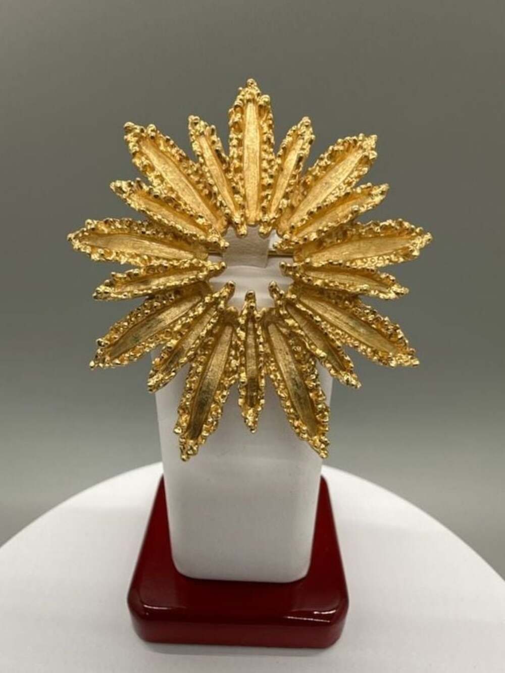 Vtg 70’s Avon Gold Tone Starburst Flower Brooch Pin Textured Petals Retro Signed